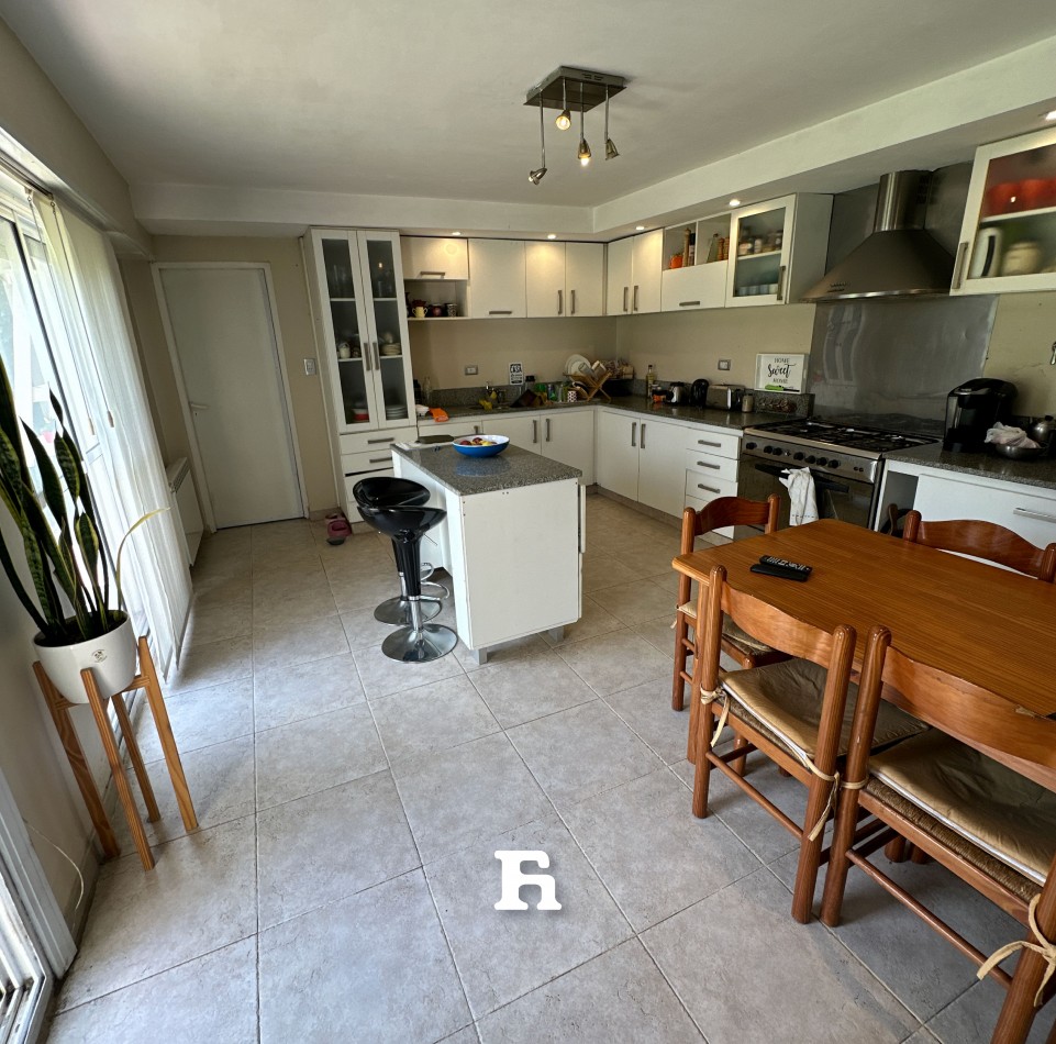 Chalet en venta de 5 ambientes