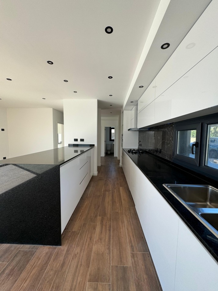 RUMENCO JOVEN - EXCLUSIVA CASA 4 DORMITORIOS CON VISTA AL LAGO