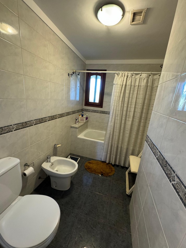 EXCELENTE CHALET DE 5 AMBIENTES EN BARRIO CHAUVIN.