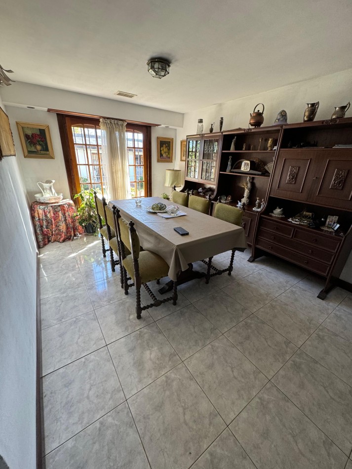 EXCELENTE CHALET DE 5 AMBIENTES EN BARRIO CHAUVIN.