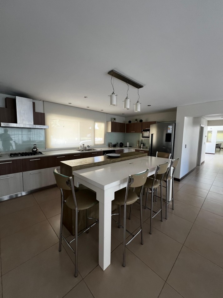 ALQUILER ARENAS DEL SUR - EXCLUSIVA CASA 4 DORMITORIOS PARQUE Y PISCINA