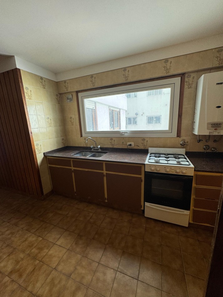 MACROCENTRO -DEPARTAMENTO DE 4 AMBIENTESC/ DEP DE SERVICIO 110 MTS2
