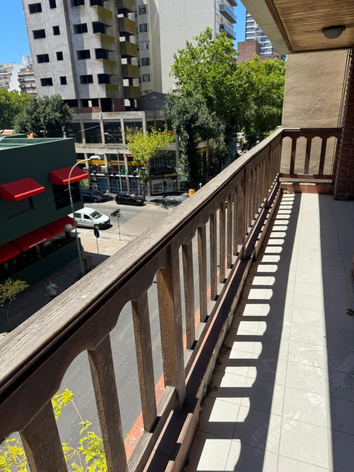 MACROCENTRO -DEPARTAMENTO DE 4 AMBIENTESC/ DEP DE SERVICIO 110 MTS2