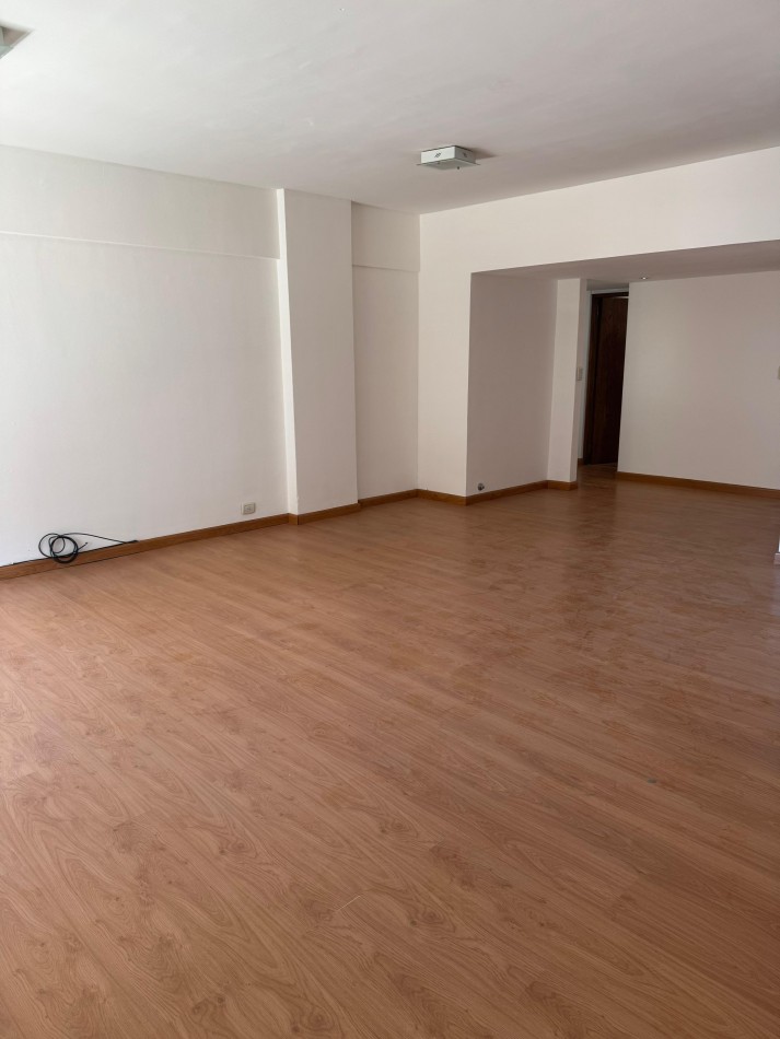 MACROCENTRO -DEPARTAMENTO DE 4 AMBIENTESC/ DEP DE SERVICIO 110 MTS2