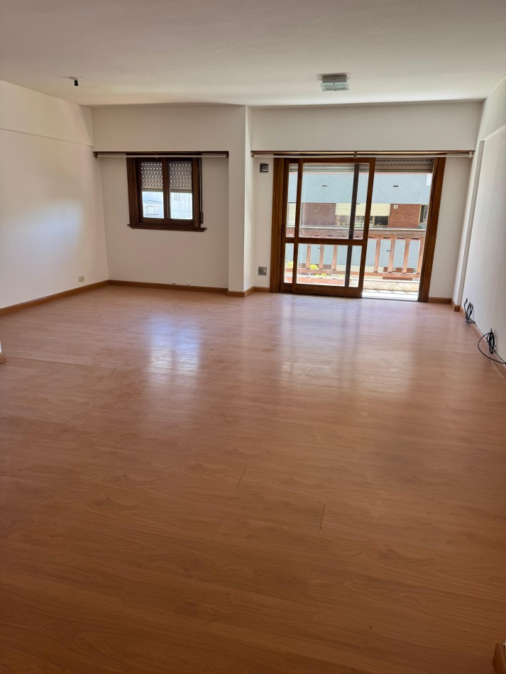 MACROCENTRO -DEPARTAMENTO DE 4 AMBIENTESC/ DEP DE SERVICIO 110 MTS2
