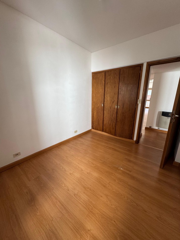 MACROCENTRO -DEPARTAMENTO DE 4 AMBIENTESC/ DEP DE SERVICIO 110 MTS2