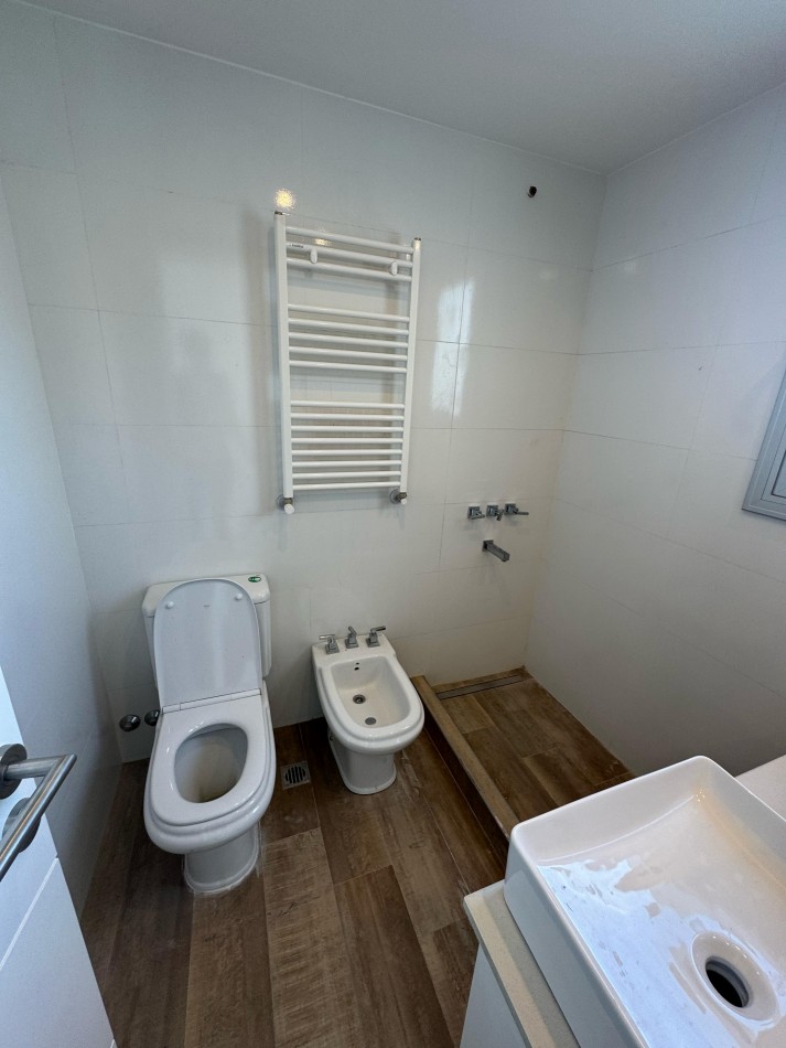 PLAYA GRANDE - SEMIPISO DE 3 AMBIENTES C/ ESCRITORIO Y TERRAZA PROPIA A ESTRENAR