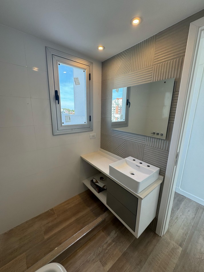 PLAYA GRANDE - SEMIPISO DE 3 AMBIENTES C/ ESCRITORIO Y TERRAZA PROPIA A ESTRENAR