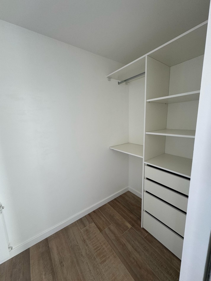 PLAYA GRANDE - SEMIPISO DE 3 AMBIENTES C/ ESCRITORIO Y TERRAZA PROPIA A ESTRENAR