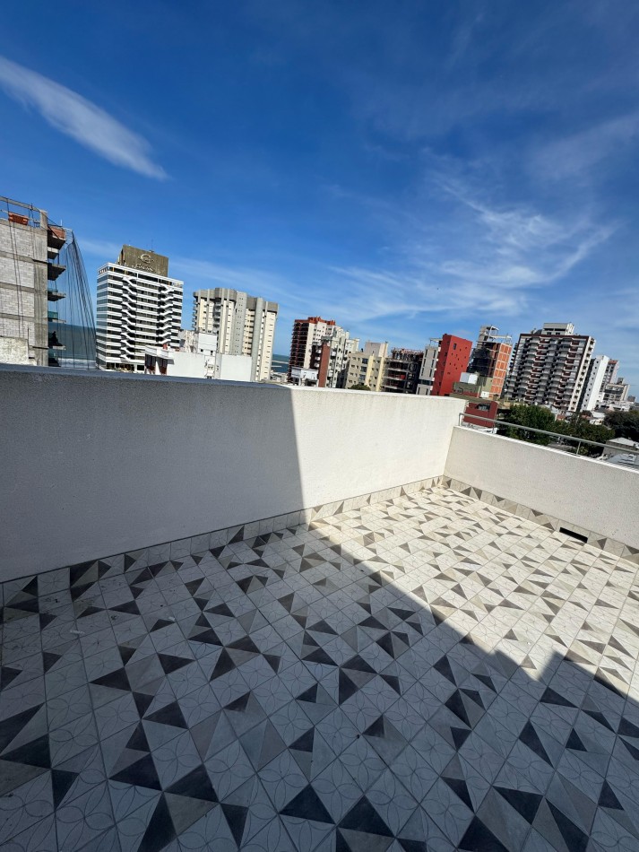 PLAYA GRANDE - SEMIPISO DE 3 AMBIENTES C/ ESCRITORIO Y TERRAZA PROPIA A ESTRENAR