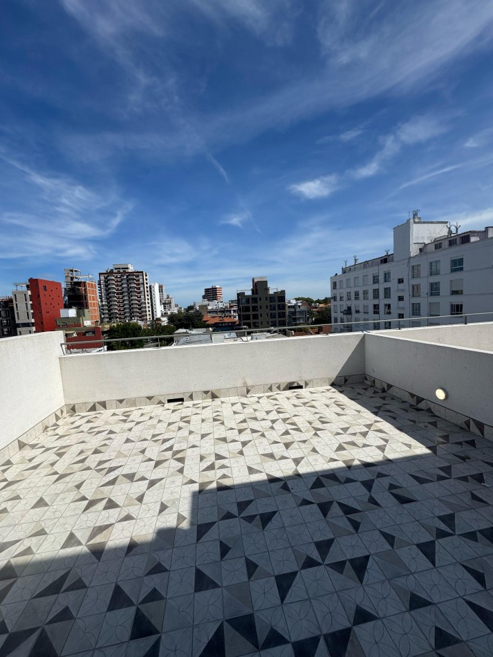 PLAYA GRANDE - SEMIPISO DE 3 AMBIENTES C/ ESCRITORIO Y TERRAZA PROPIA A ESTRENAR