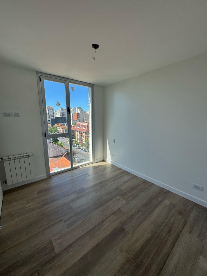PLAYA GRANDE - SEMIPISO DE 3 AMBIENTES C/ ESCRITORIO Y TERRAZA PROPIA A ESTRENAR