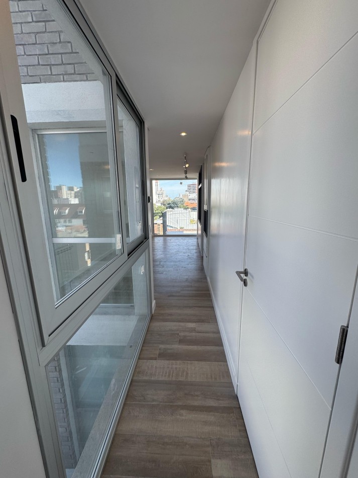 PLAYA GRANDE - SEMIPISO DE 3 AMBIENTES C/ ESCRITORIO Y TERRAZA PROPIA A ESTRENAR
