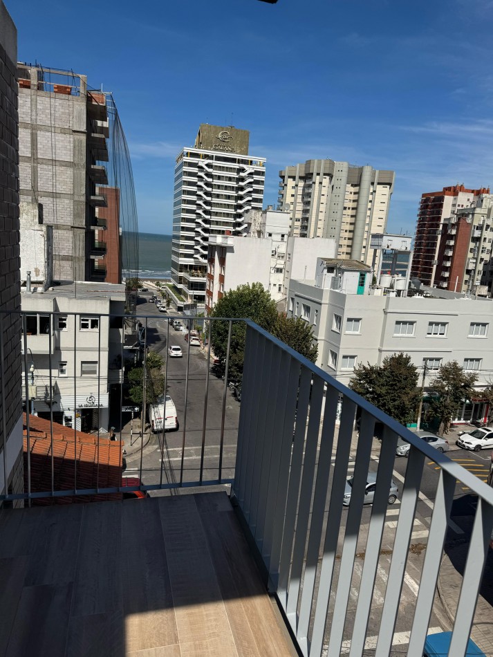PLAYA GRANDE - SEMIPISO DE 3 AMBIENTES C/ ESCRITORIO Y TERRAZA PROPIA A ESTRENAR
