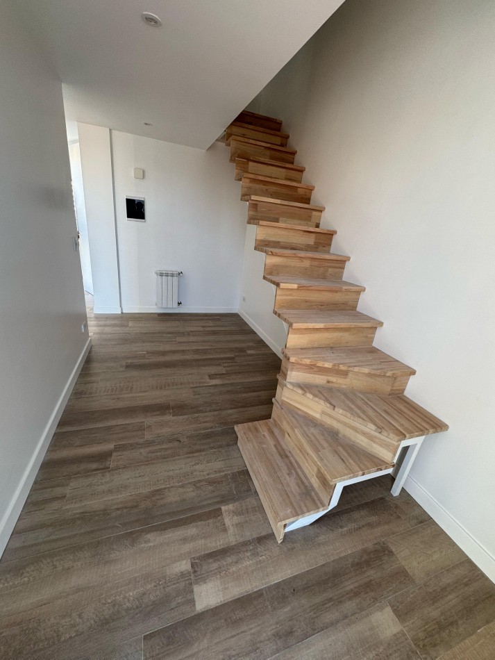 PLAYA GRANDE - SEMIPISO DE 3 AMBIENTES C/ ESCRITORIO Y TERRAZA PROPIA A ESTRENAR