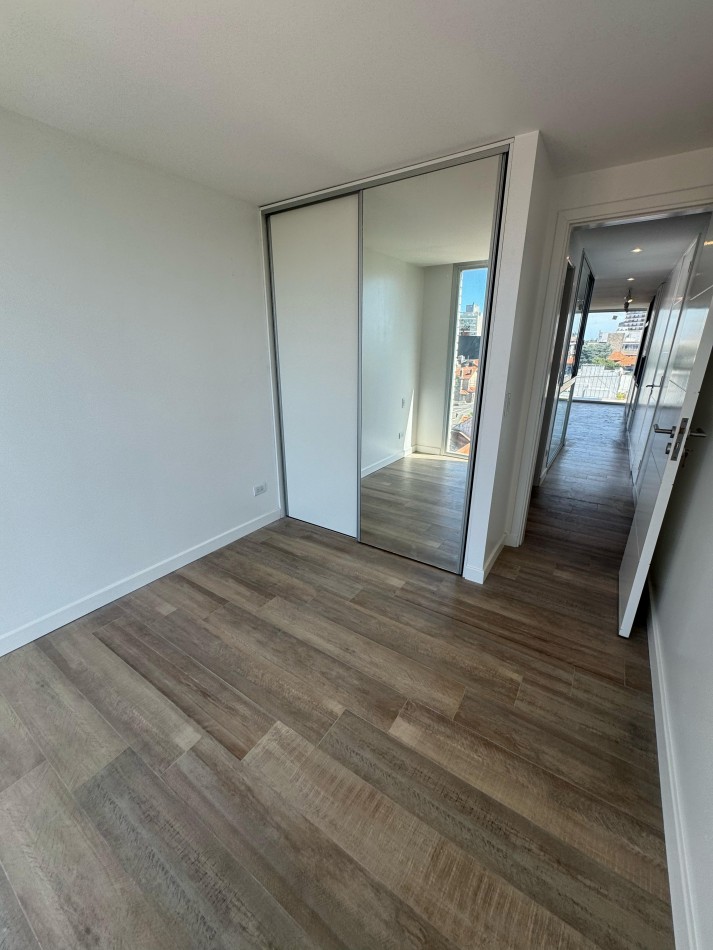PLAYA GRANDE - SEMIPISO DE 3 AMBIENTES C/ ESCRITORIO Y TERRAZA PROPIA A ESTRENAR