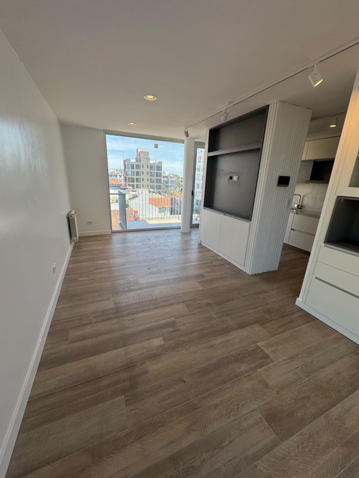 PLAYA GRANDE - SEMIPISO DE 3 AMBIENTES C/ ESCRITORIO Y TERRAZA PROPIA A ESTRENAR