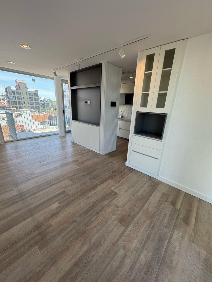 PLAYA GRANDE - SEMIPISO DE 3 AMBIENTES C/ ESCRITORIO Y TERRAZA PROPIA A ESTRENAR