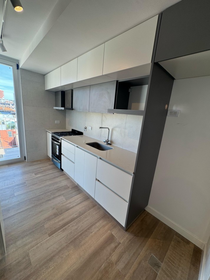 PLAYA GRANDE - SEMIPISO DE 3 AMBIENTES C/ ESCRITORIO Y TERRAZA PROPIA A ESTRENAR