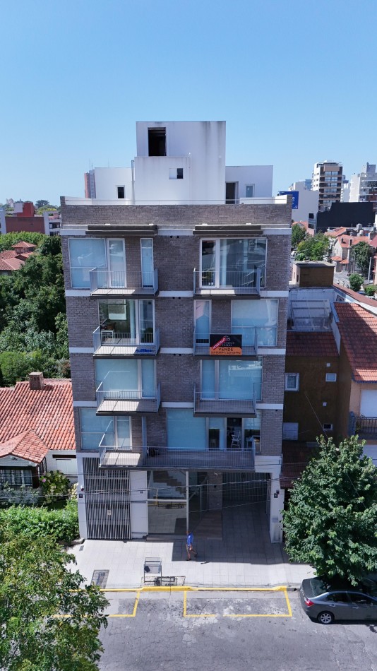 PLAYA GRANDE - SEMIPISO DE 3 AMBIENTES C/ ESCRITORIO Y TERRAZA PROPIA A ESTRENAR