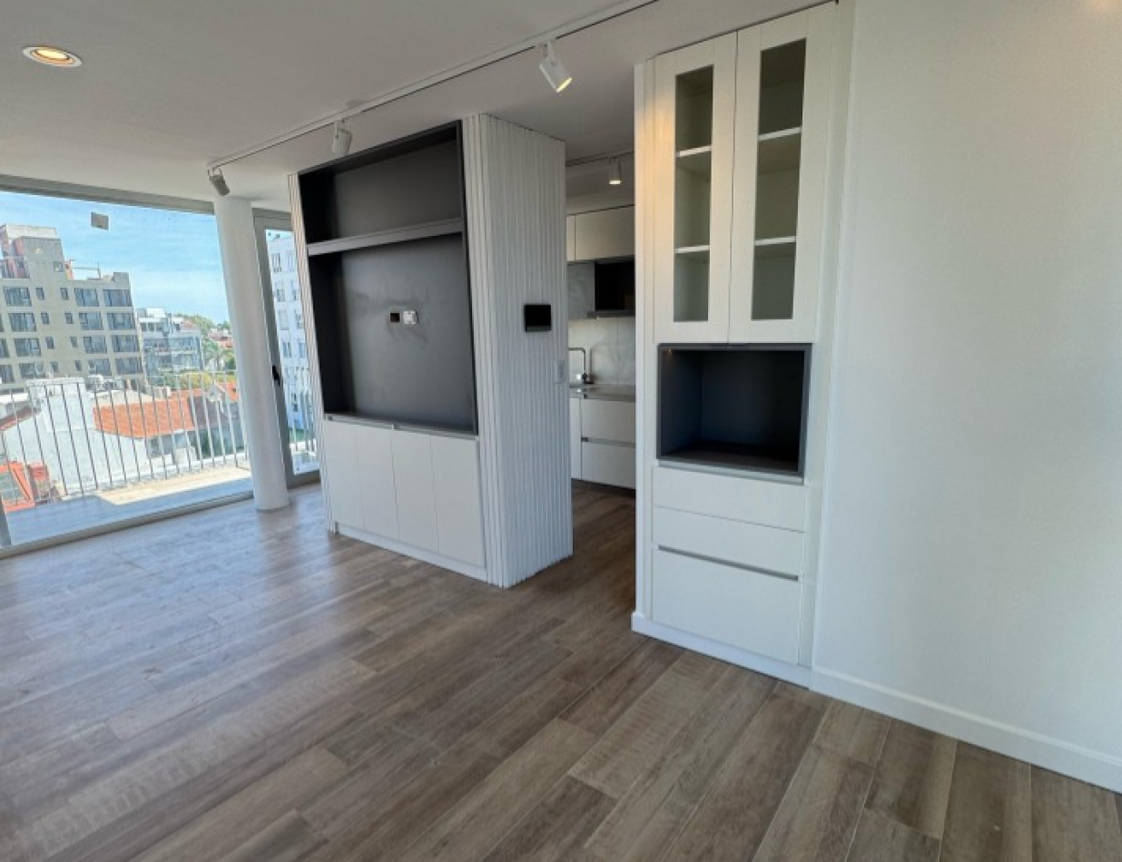 PLAYA GRANDE - SEMIPISO DE 3 AMBIENTES C/ ESCRITORIO Y TERRAZA PROPIA A ESTRENAR
