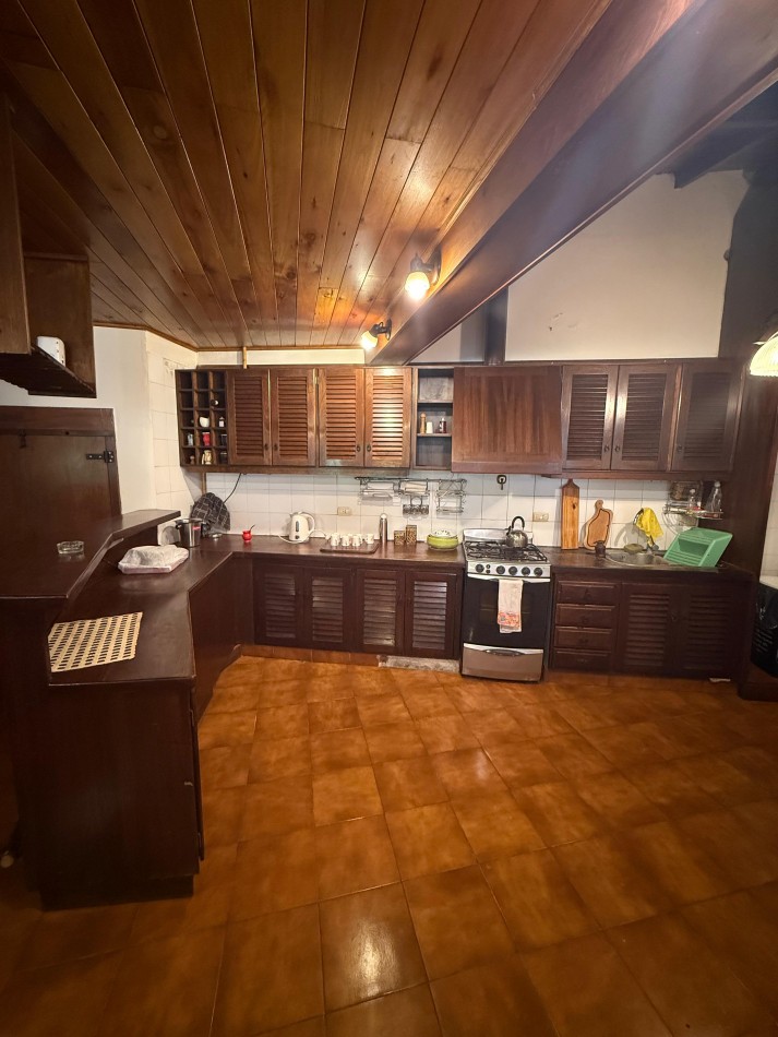 VENTA PLAYA GRANDE - SOBRE LOTE DE 20X43.30 CHALET CON QUINCHO Y PILETA