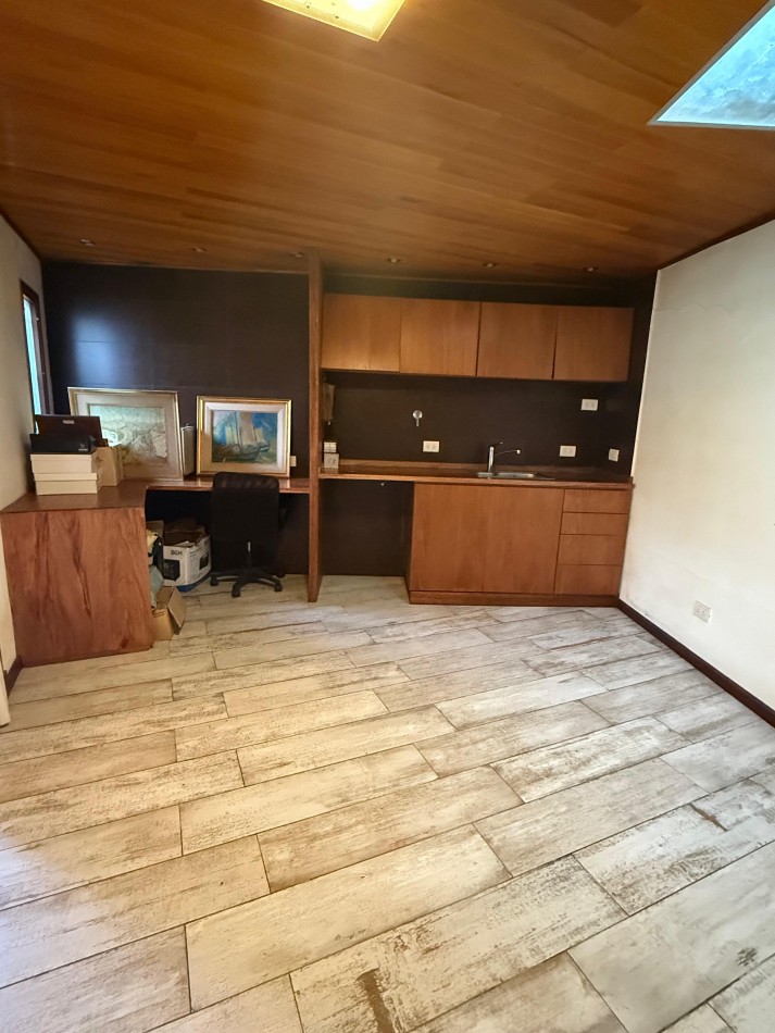 VENTA PLAYA GRANDE - SOBRE LOTE DE 20X43.30 CHALET CON QUINCHO Y PILETA