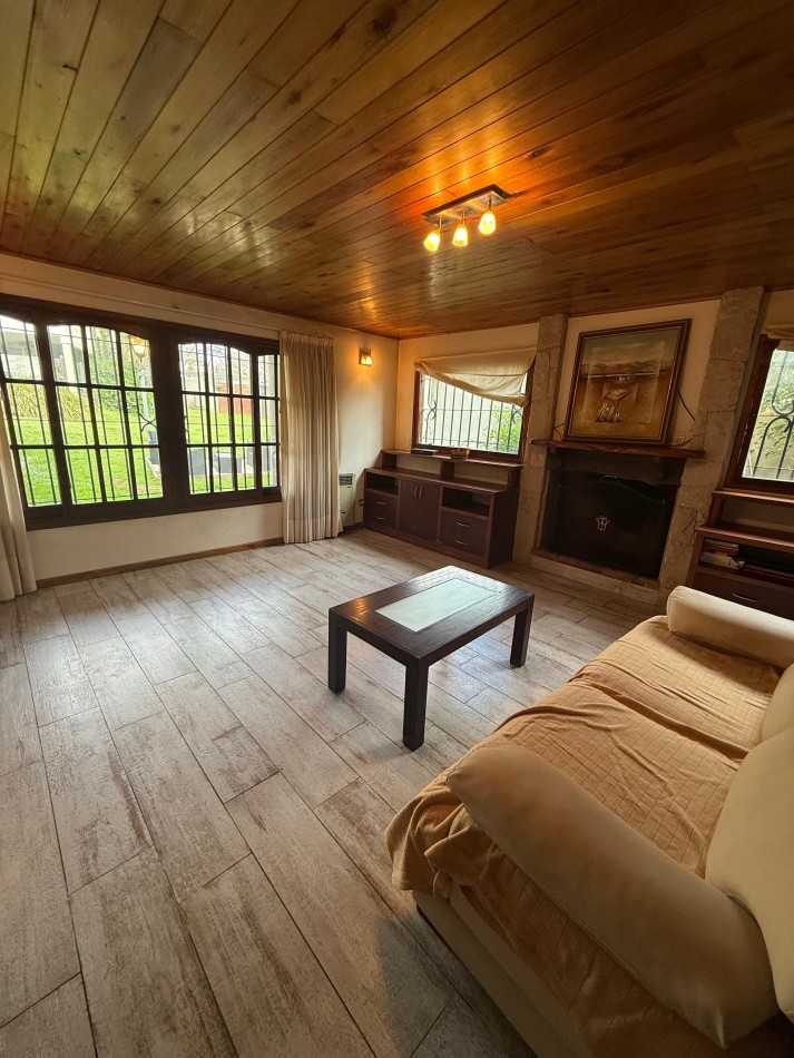 VENTA PLAYA GRANDE - SOBRE LOTE DE 20X43.30 CHALET CON QUINCHO Y PILETA