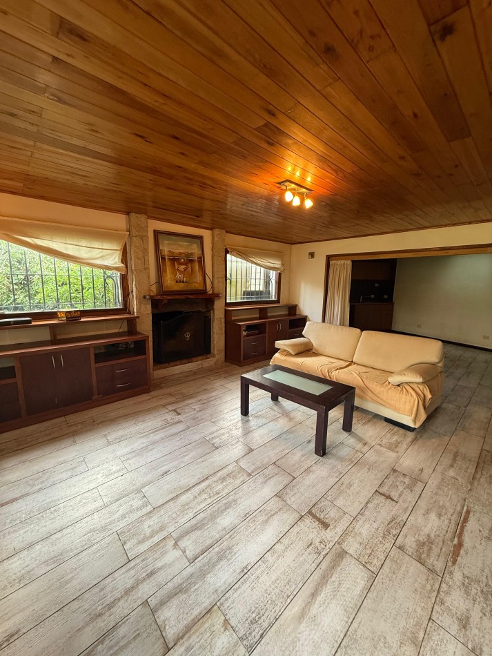 VENTA PLAYA GRANDE - SOBRE LOTE DE 20X43.30 CHALET CON QUINCHO Y PILETA