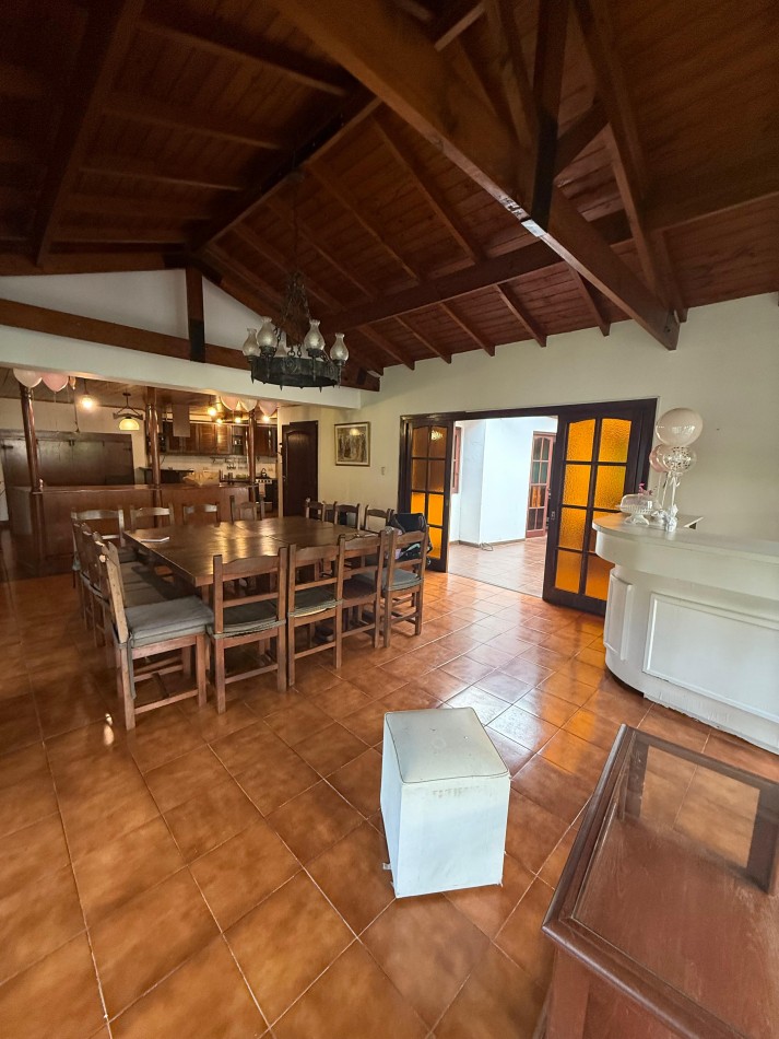 VENTA PLAYA GRANDE - SOBRE LOTE DE 20X43.30 CHALET CON QUINCHO Y PILETA