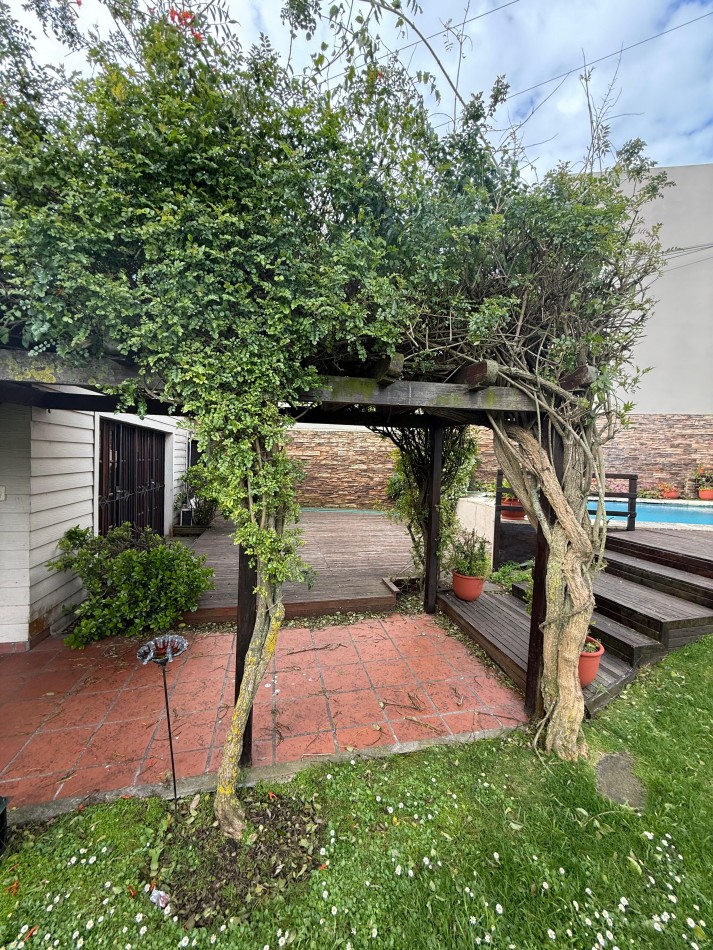 VENTA PLAYA GRANDE - SOBRE LOTE DE 20X43.30 CHALET CON QUINCHO Y PILETA