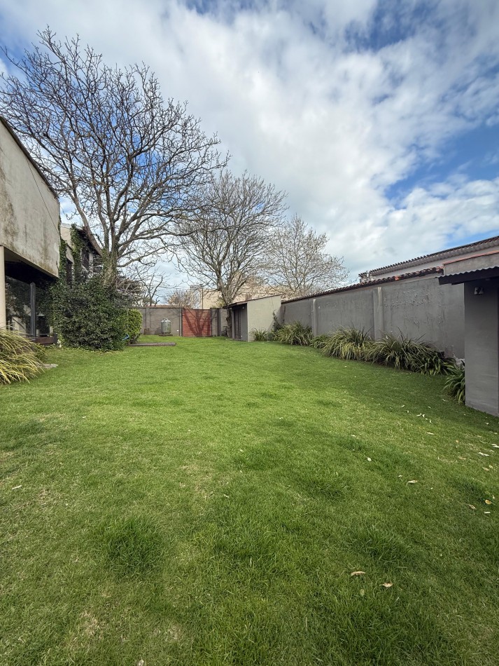 VENTA PLAYA GRANDE - SOBRE LOTE DE 20X43.30 CHALET CON QUINCHO Y PILETA