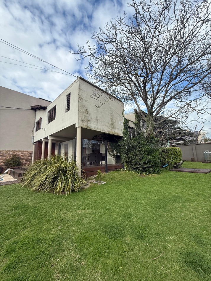 VENTA PLAYA GRANDE - SOBRE LOTE DE 20X43.30 CHALET CON QUINCHO Y PILETA