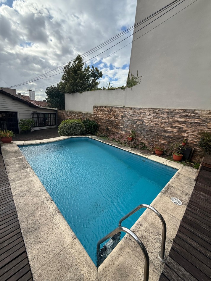 VENTA PLAYA GRANDE - SOBRE LOTE DE 20X43.30 CHALET CON QUINCHO Y PILETA