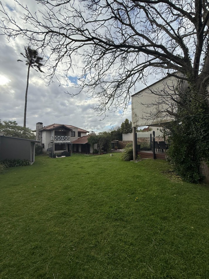 VENTA PLAYA GRANDE - SOBRE LOTE DE 20X43.30 CHALET CON QUINCHO Y PILETA