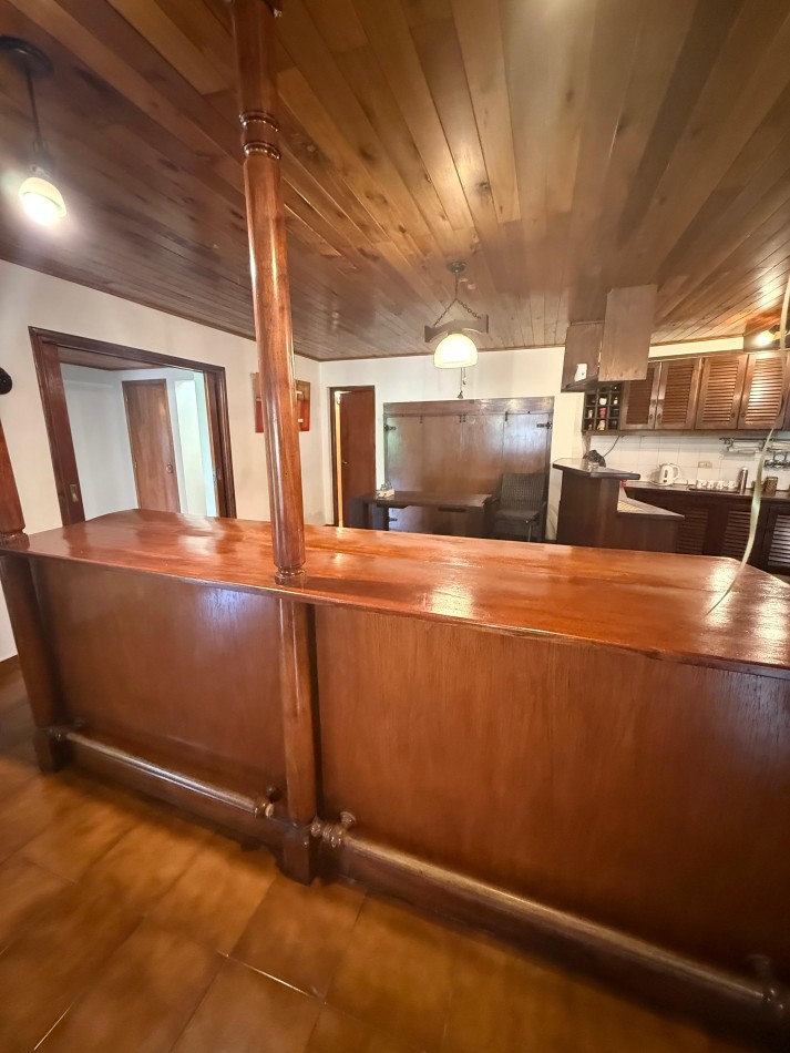 VENTA PLAYA GRANDE - SOBRE LOTE DE 20X43.30 CHALET CON QUINCHO Y PILETA