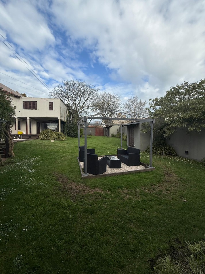 VENTA PLAYA GRANDE - SOBRE LOTE DE 20X43.30 CHALET CON QUINCHO Y PILETA