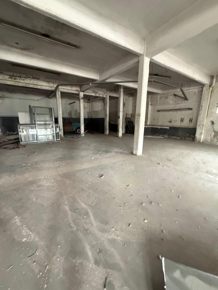 LOCAL/DEPOSITO EN IMPORTANTE ESQUINA