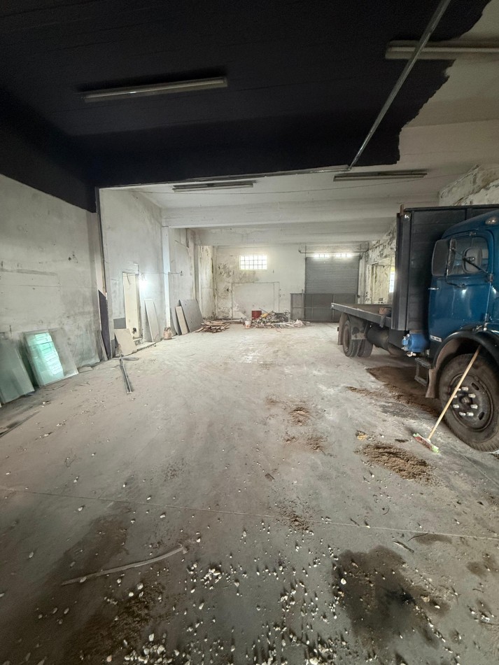 LOCAL/DEPOSITO EN IMPORTANTE ESQUINA