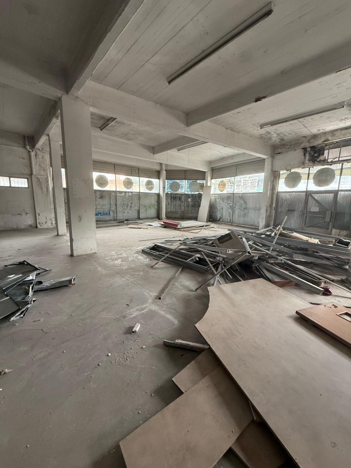 LOCAL/DEPOSITO EN IMPORTANTE ESQUINA