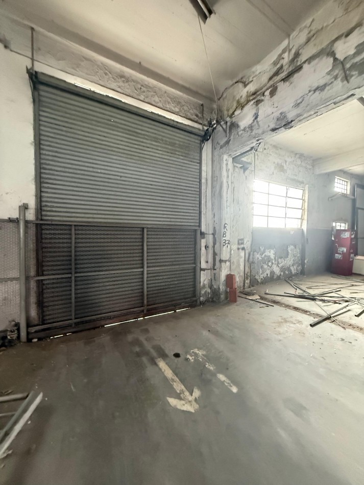 LOCAL/DEPOSITO EN IMPORTANTE ESQUINA