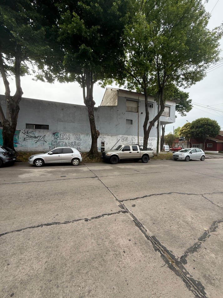 LOCAL/DEPOSITO EN IMPORTANTE ESQUINA