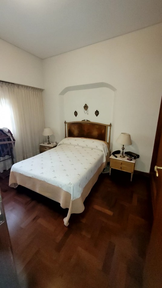 Venta Oportunidad !! Casa De 5 Amb. Con Quincho, Parque Y Depto Independiente Sobre Av Paso