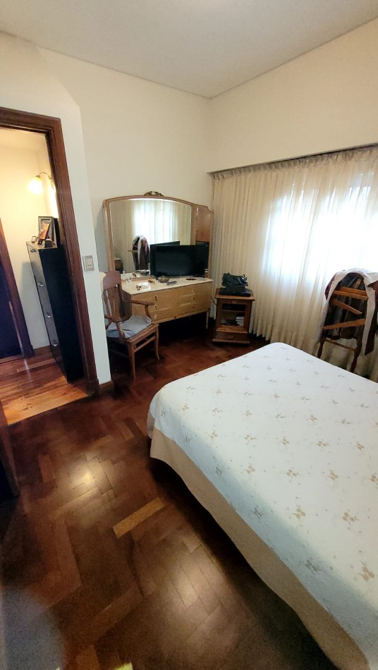 Venta Oportunidad !! Casa De 5 Amb. Con Quincho, Parque Y Depto Independiente Sobre Av Paso