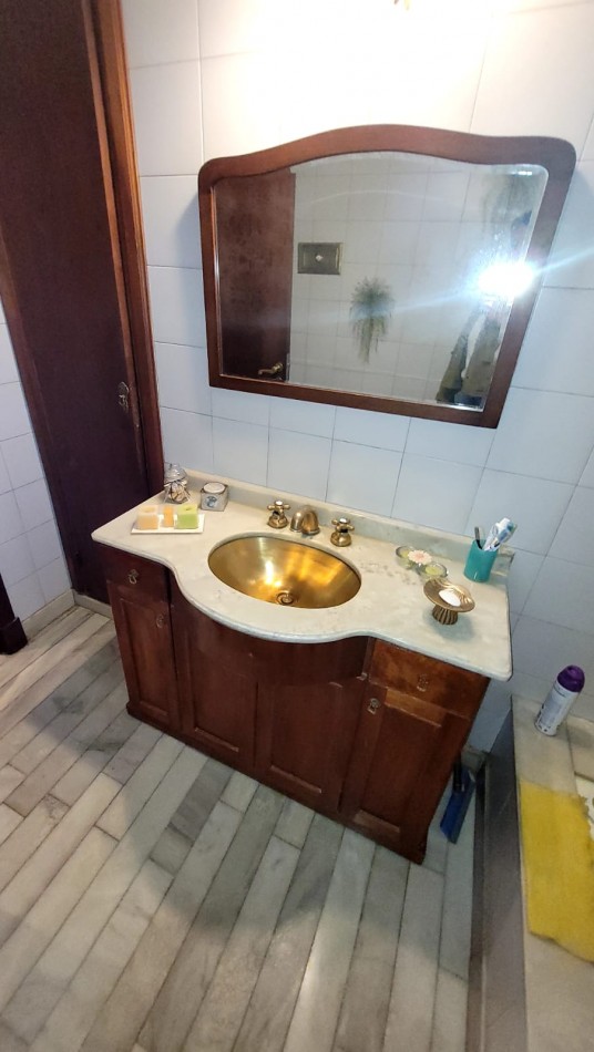 Venta Oportunidad !! Casa De 5 Amb. Con Quincho, Parque Y Depto Independiente Sobre Av Paso
