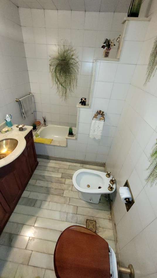 Venta Oportunidad !! Casa De 5 Amb. Con Quincho, Parque Y Depto Independiente Sobre Av Paso