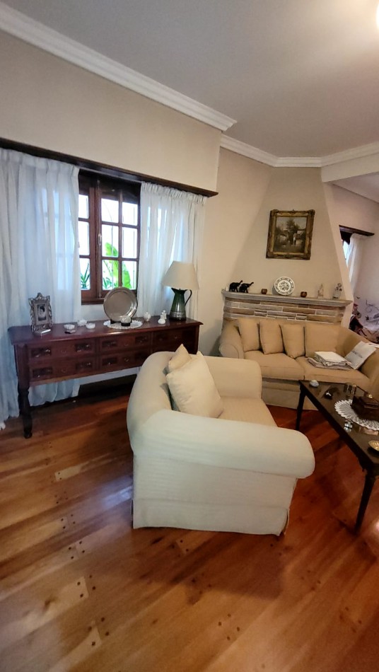 Venta Oportunidad !! Casa De 5 Amb. Con Quincho, Parque Y Depto Independiente Sobre Av Paso