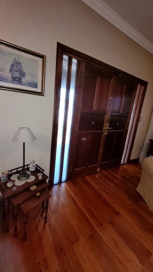 Venta Oportunidad !! Casa De 5 Amb. Con Quincho, Parque Y Depto Independiente Sobre Av Paso