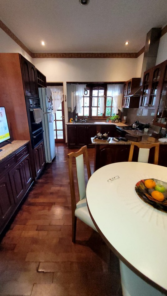 Venta Oportunidad !! Casa De 5 Amb. Con Quincho, Parque Y Depto Independiente Sobre Av Paso