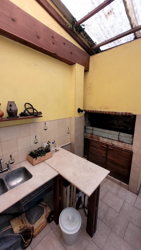 Venta Oportunidad !! Casa De 5 Amb. Con Quincho, Parque Y Depto Independiente Sobre Av Paso